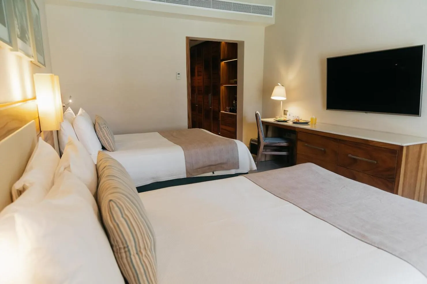 **** Rezort Emporio Cancún Mexiko